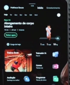 Captura da interface do AEKE K1 em português, com os itens Início, Treinar agora, Treino livre, Treinador IA, Cursos e Programas